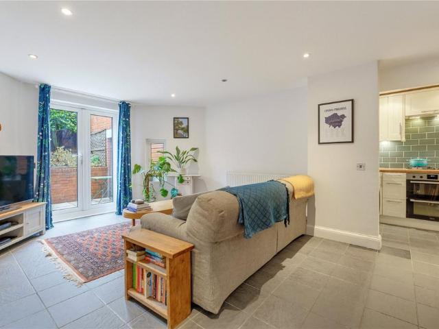 Flat for sale in London Borough of Wandsworth, Greater London