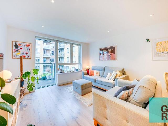 Flat for sale in Hornsey, Greater London