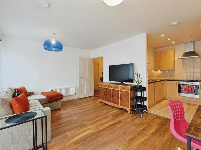 Flat for sale in London Borough of Ealing, Greater London