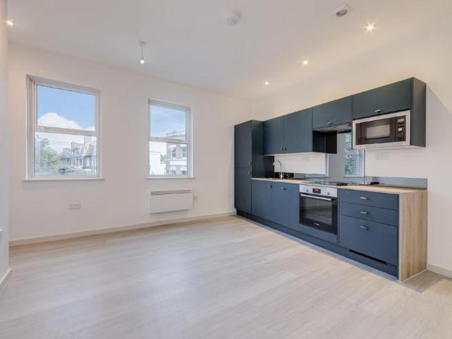 Flat for sale in East Dulwich, Greater London
