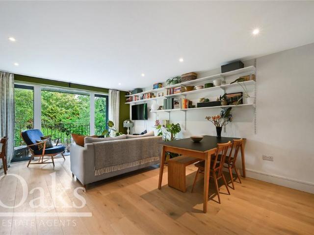 Flat for sale in Tulse Hill, Greater London