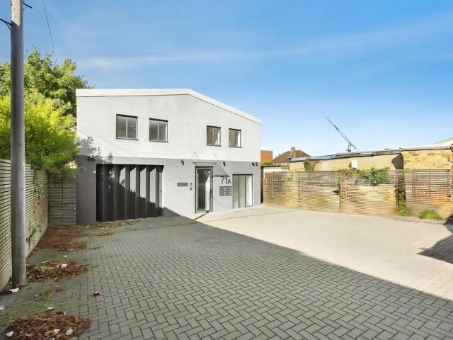 Flat for sale in Yiewsley, Greater London