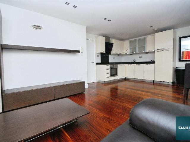 Flat for sale in Temple Fortune, Greater London