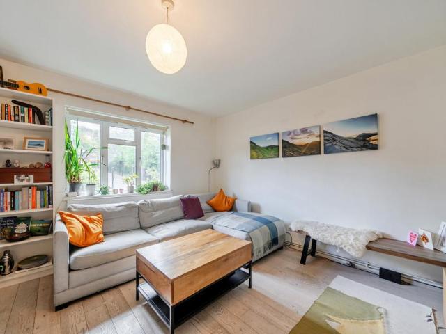Flat for sale in Dulwich, Greater London