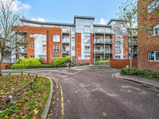 Flat for sale in St Albans, Five Acres