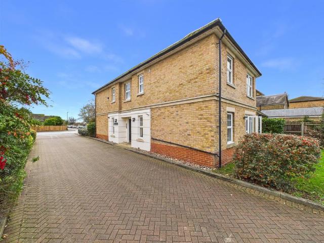 Flat for sale in Hampton, Greater London