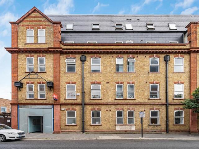 Flat for sale in London Borough of Ealing, Greater London