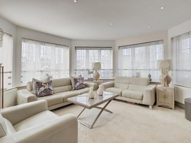 Flat for sale in South Benfleet, Essex
