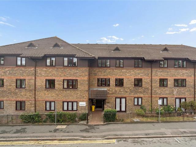 Flat for sale in Upminster, Greater London