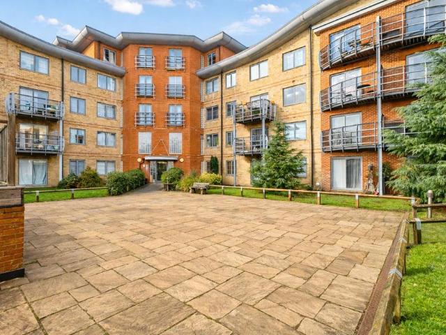 Flat for sale in Reading