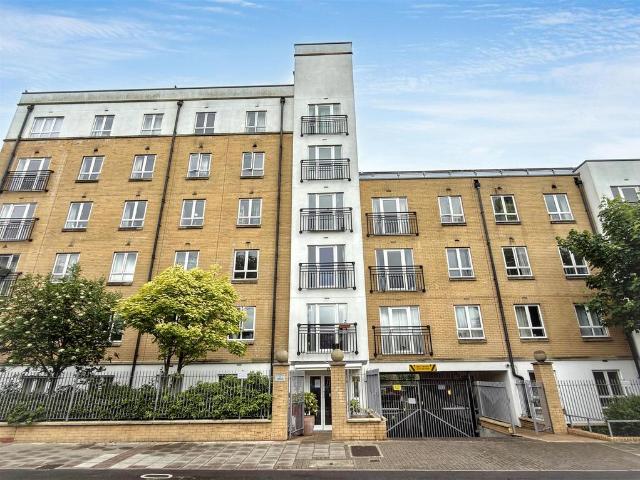 Flat for sale in Maryland, Greater London