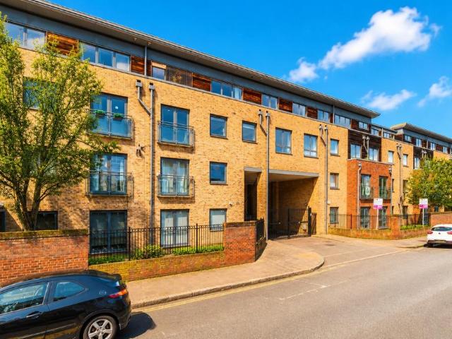 Flat for sale in London Borough of Lambeth, Greater London