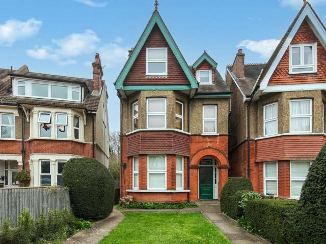 Flat for sale in London Borough of Croydon, Waddon