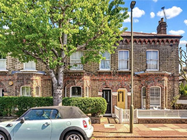 Flat for sale in Clapham Junction, Greater London