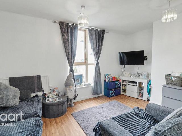 Flat for sale in Potters Corner, East Midlands