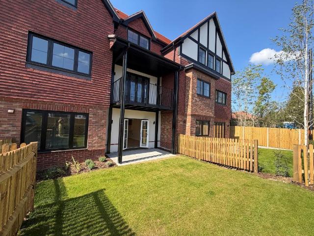 Flat for sale in Hillview, Surrey