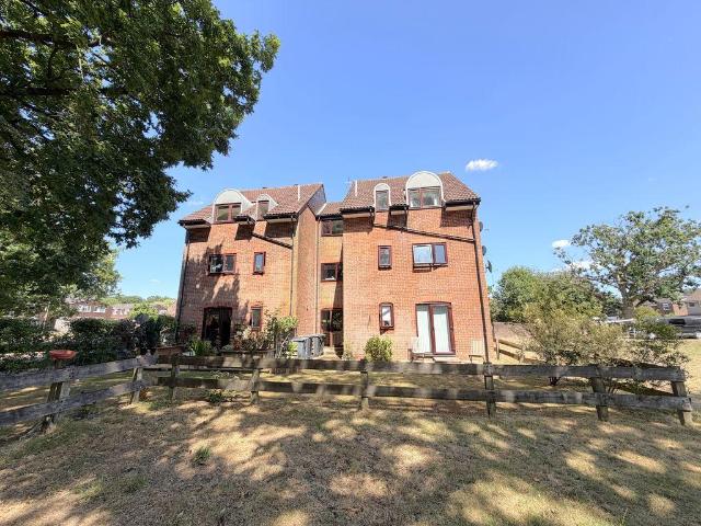 Flat for sale in Fole, Surrey