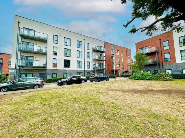 Flat for sale in Harold Wood, Greater London