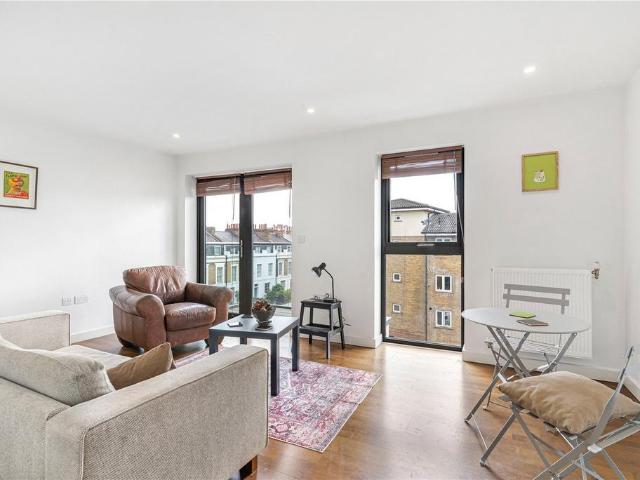 Flat for sale in De Beauvoir Town, Greater London