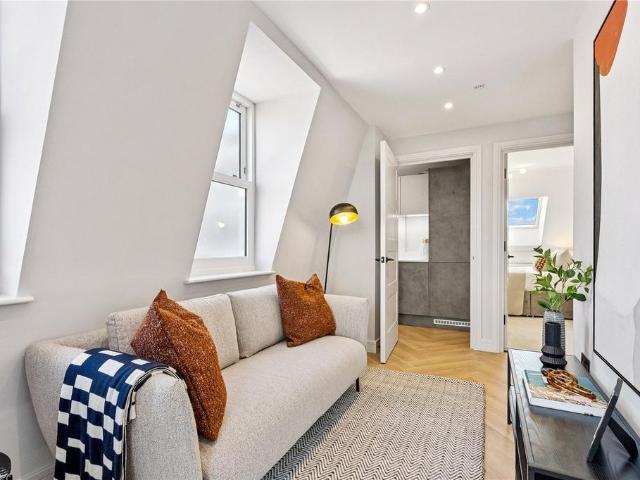 Flat for sale in Furzedown, Greater London