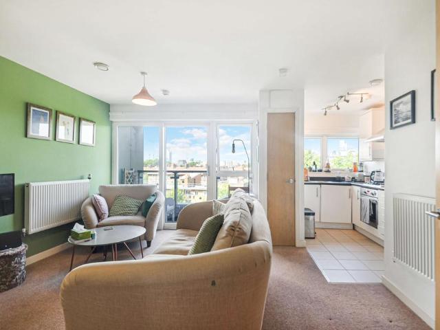 Flat for sale in Walworth, Greater London