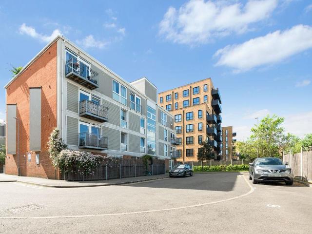 Flat for sale in London Borough of Ealing, Hanwell