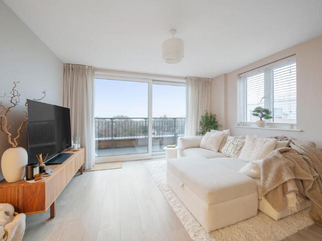Flat for sale in Albany Park, Greater London