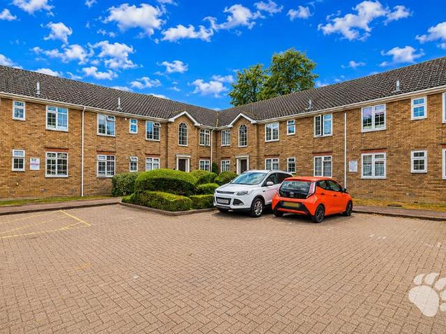 Flat for sale in Wickford, Essex