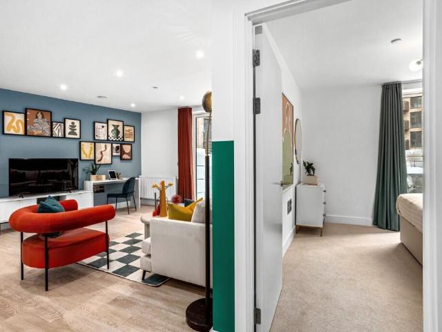 Flat for sale in E16, London