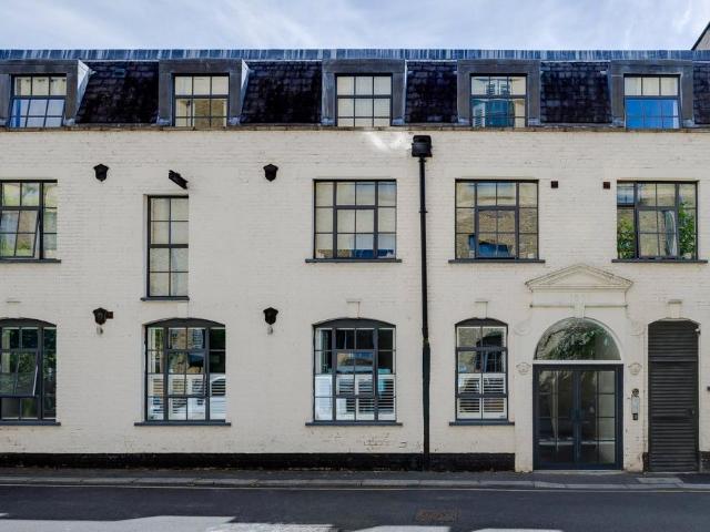 Flat for sale in Kentish Town, Greater London