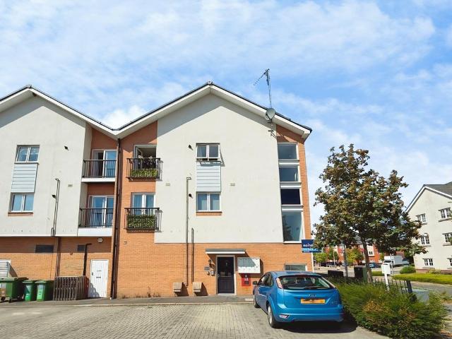 Flat for sale in Jennett's Park, Bracknell
