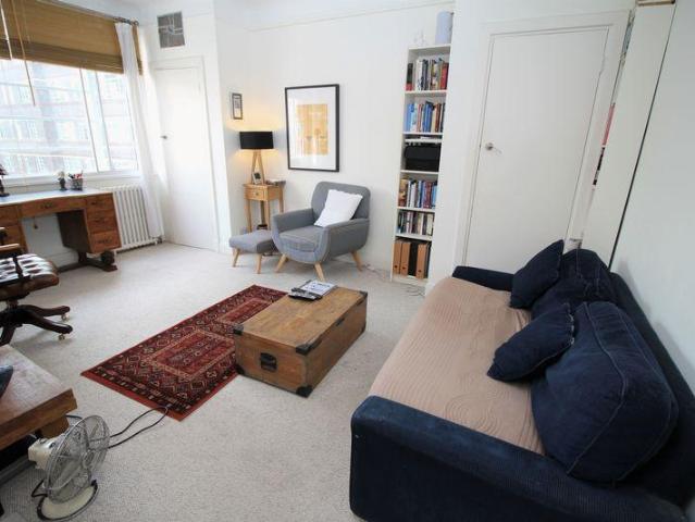 Flat for sale in London Borough of Wandsworth, Greater London