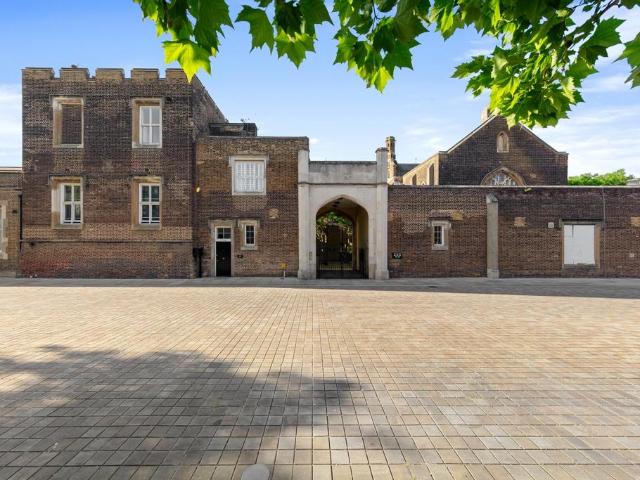 Flat for sale in Shooters Hill, Greater London