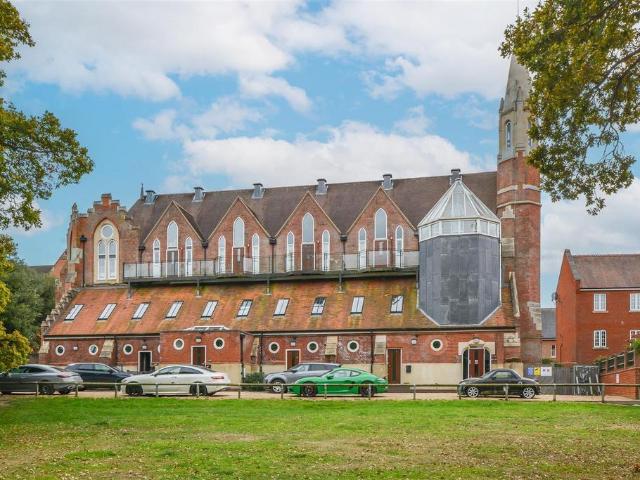 Flat for sale in Clements Park, Navestock Side