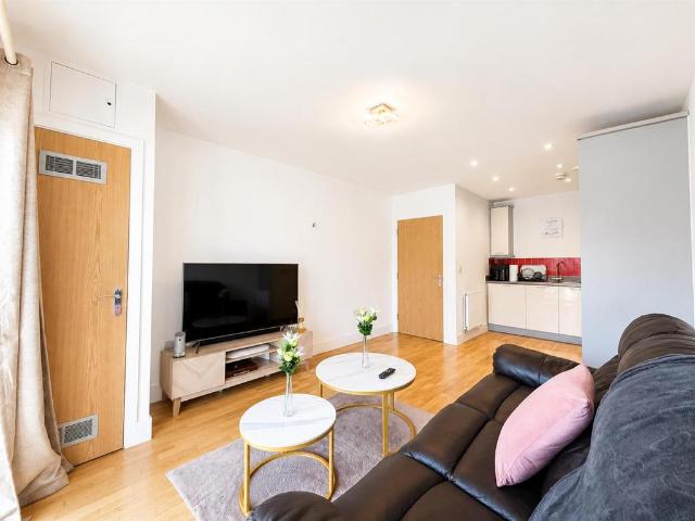 Flat for sale in London Borough of Ealing, Greater London