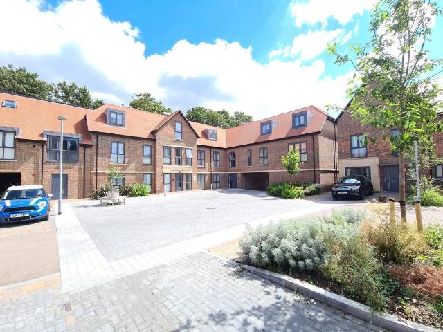 Flat for sale in Dunstable, Bedfordshire