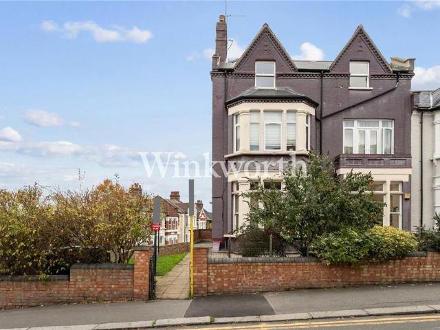 Flat for sale in Harringay, Greater London