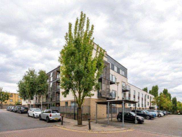 Flat for sale in Kingsbury, Greater London