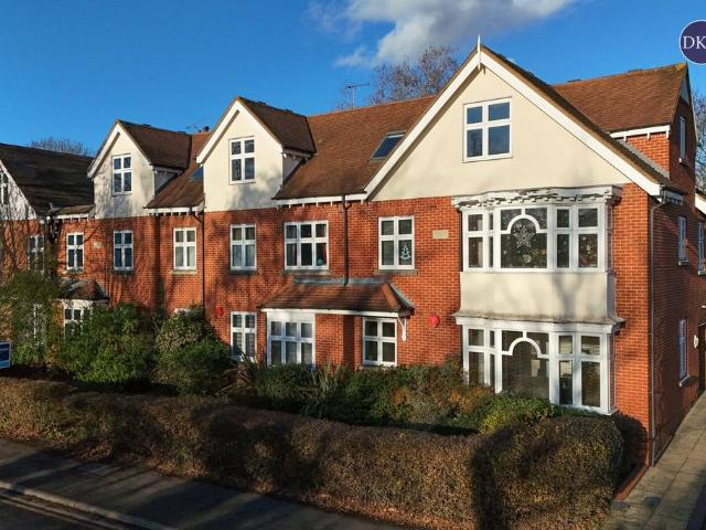 Flat for sale in North Watford, Hertfordshire