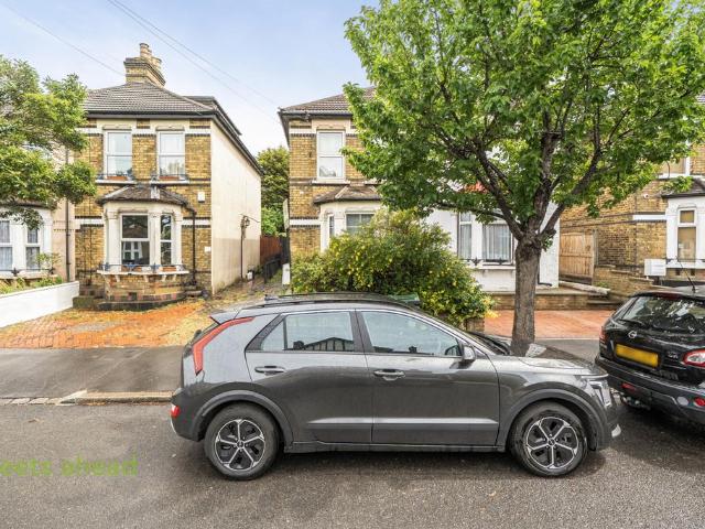 Flat for sale in London Borough of Croydon, Greater London