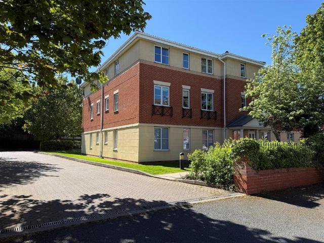 Flat for sale in Cherry Orchard, Fold Hill