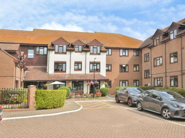 Flat for sale in Folkestone, Kent