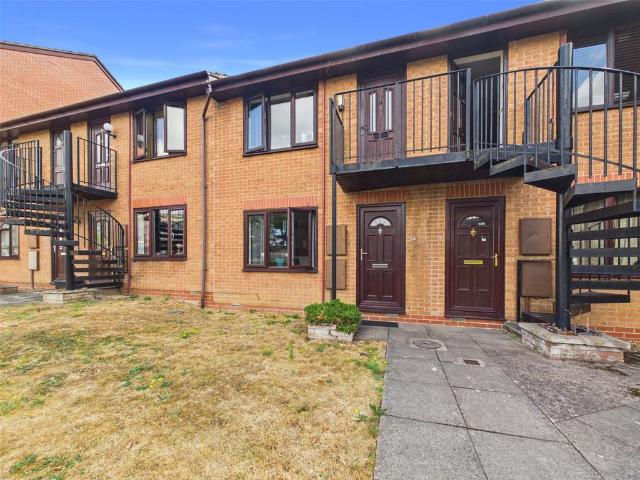 Flat for sale in Chequers, Gloucester