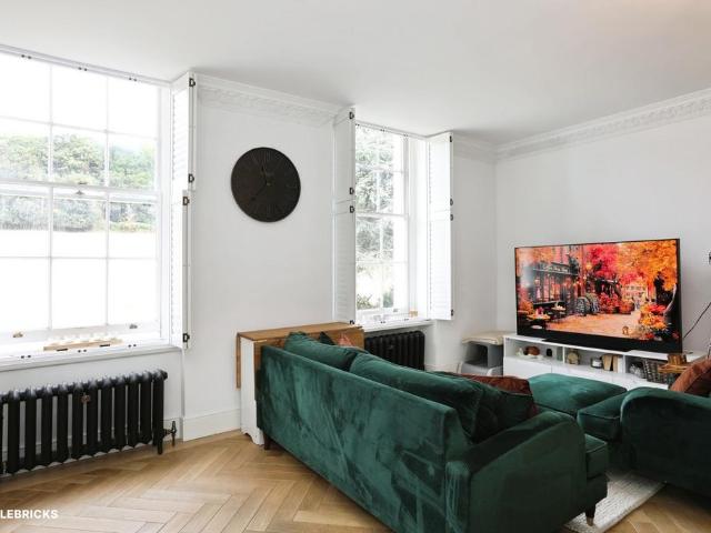 Flat for sale in Oxted, Hillview