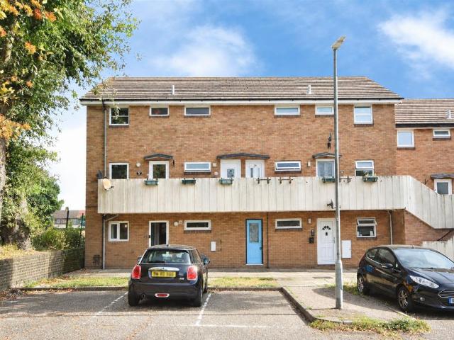 Flat for sale in South Green, Basildon
