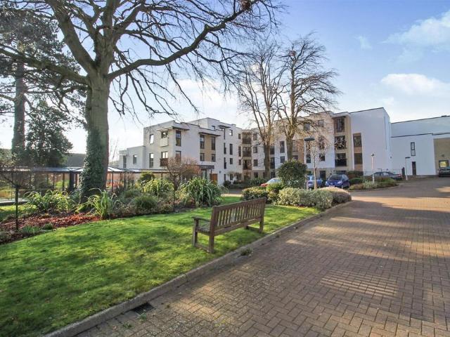 Flat for sale in Abbey End, Green Close