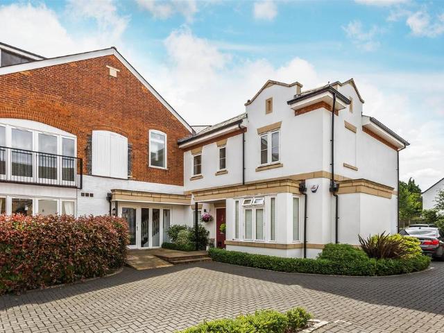 Flat for sale in Westborough, Surrey