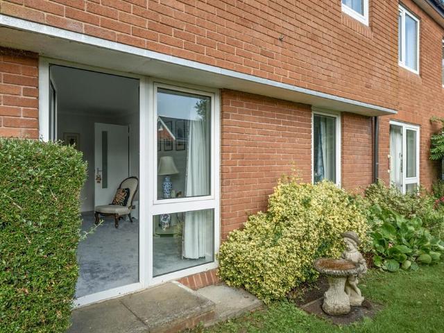 Flat for sale in Fole, Surrey