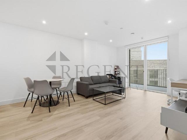 Flat for sale in London Borough of Ealing, Park Royal