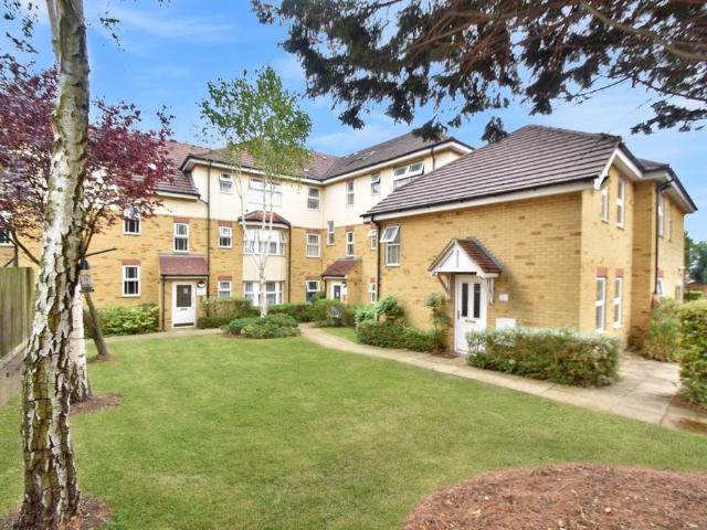 Flat for sale in Spring Park, Luton
